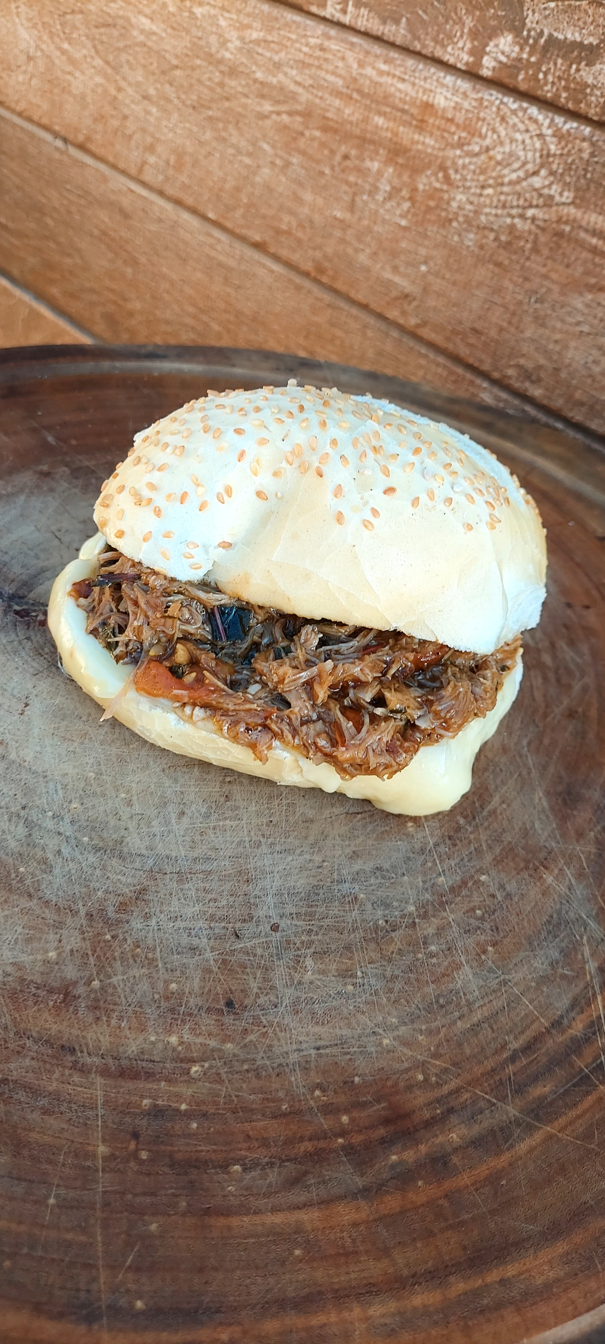 Figura 10 - Sanduíche de pernil desfiado com barbecue, vinagreira e tomate cereja